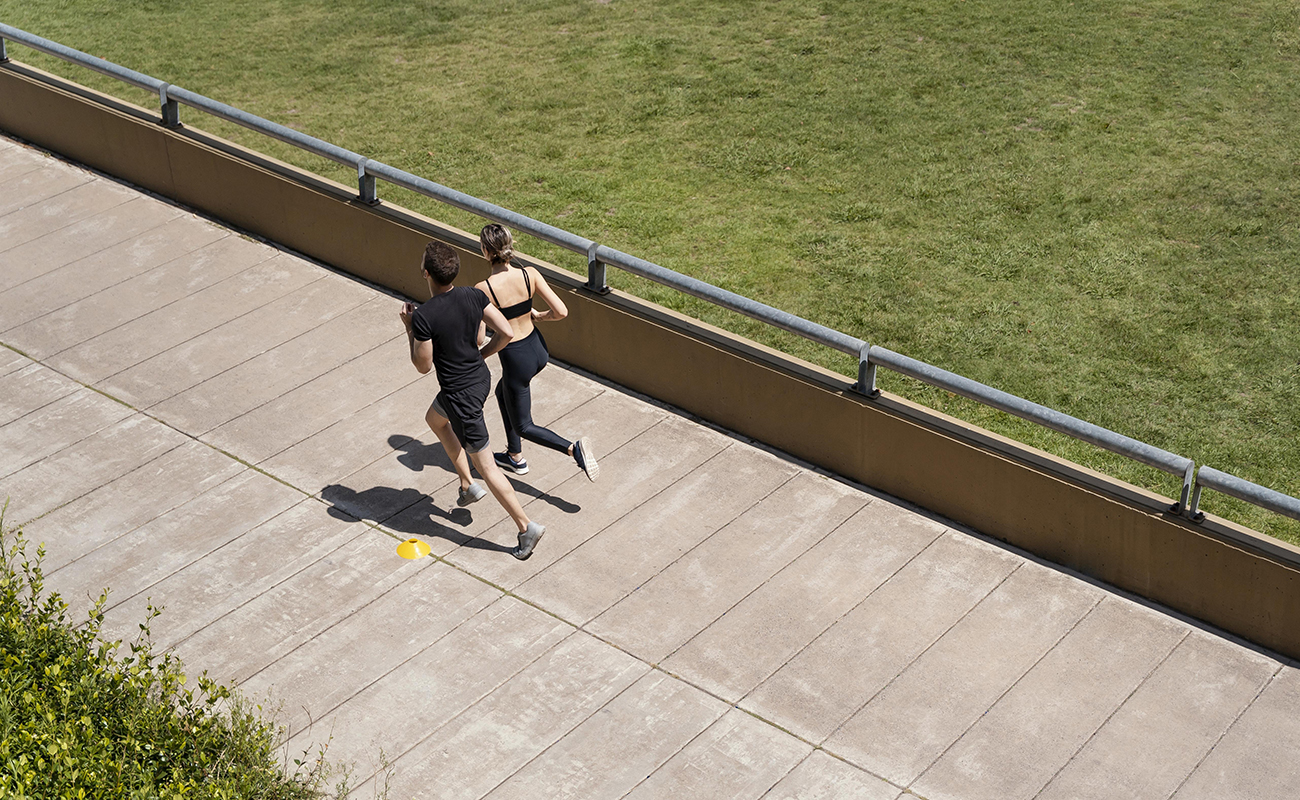 단지 앞 광장과 이어지는 해변 산책로와 씨사이드파크 